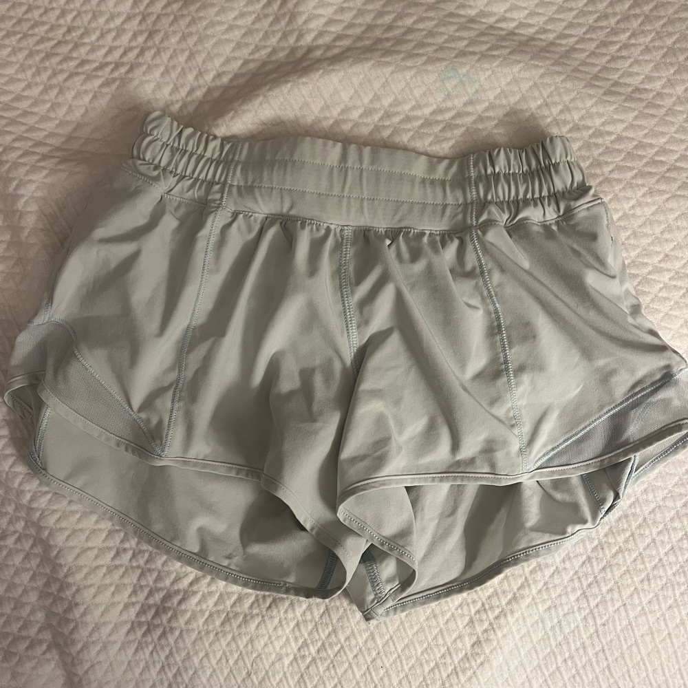 Lulu lemon size 4 hotty hot low-rise 2.5” shorts